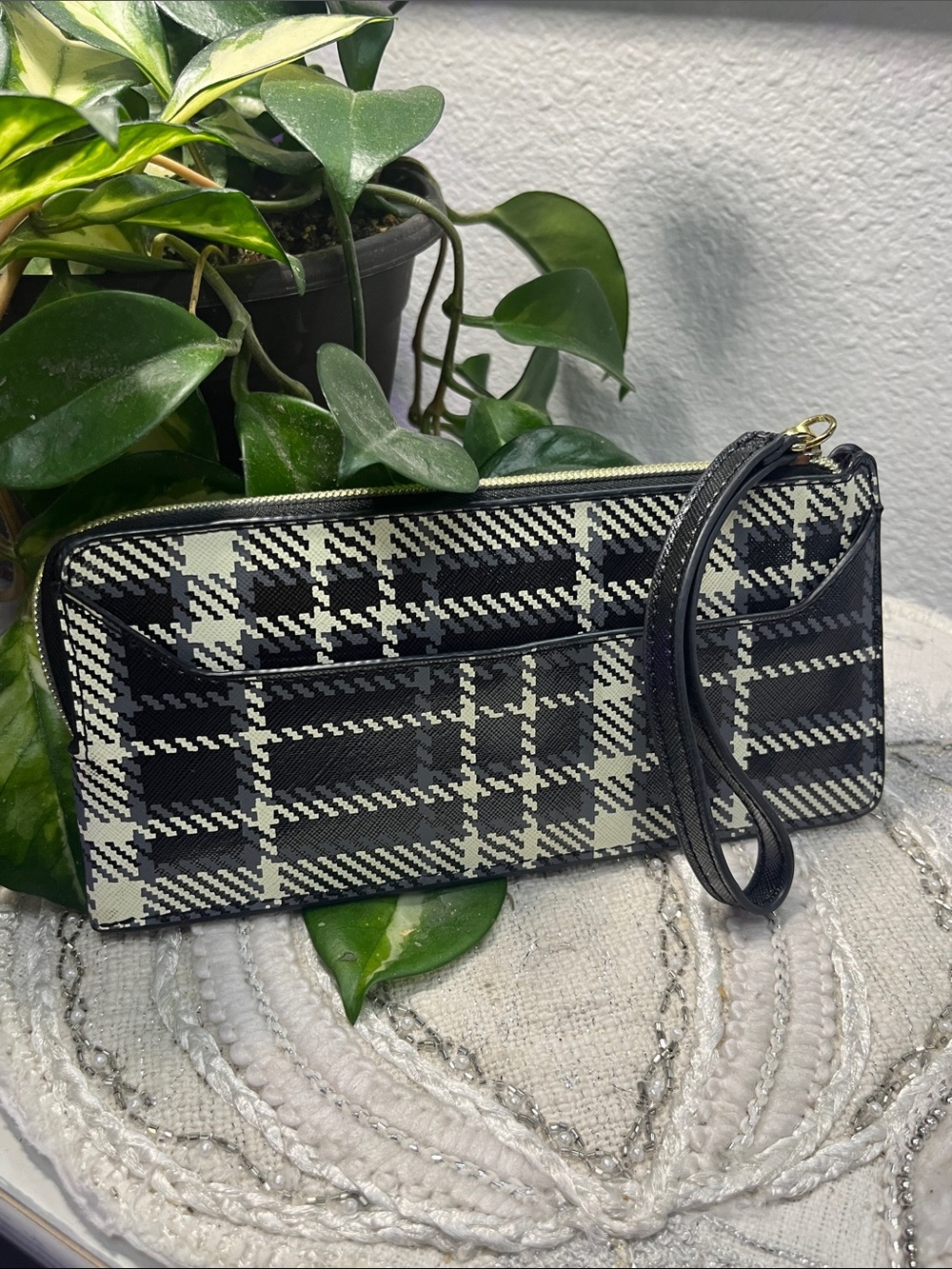 Betsey Johnson Plaid Wristlet Clutch Wallet Black Cream Pink Like New - Picture 4 of 10